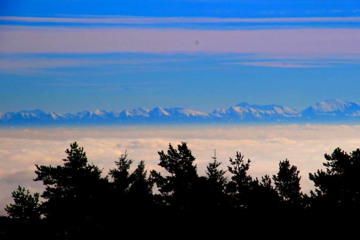 Vue panoramique sur la chaîne des Alpes et Mont Blanc depuis St Régis du Coin – Gimel – Parc du Pilat à 1h de Lyon – Loire Vue panoramique sur la chaîne des Alpes et Mont Blanc depuis St Régis du Coin - Gimel - Parc du Pilat à 1h de Lyon - Loire