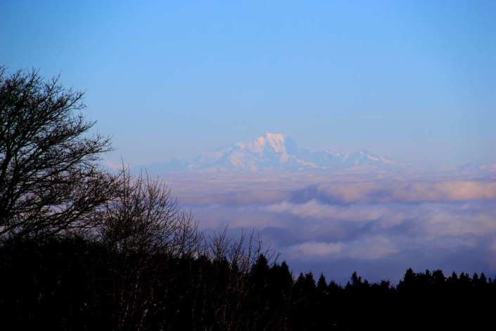 Vue panoramique sur le Mont Blanc depuis St Régis du Coin – Parc du Pilat à 1h de Lyon Vue panoramique sur le Mont Blanc depuis St Régis du Coin - Parc du Pilat à 1h de Lyon