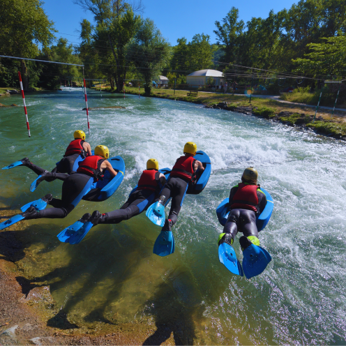 Sports en eaux vives – activité entre amis en groupe teambuilding Sports en eaux vives - activité entre amis en groupe teambuilding
