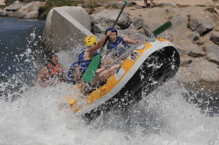 Sports en eaux vives – activité entre amis en groupe teambuilding Sports en eaux vives - activité entre amis en groupe teambuilding