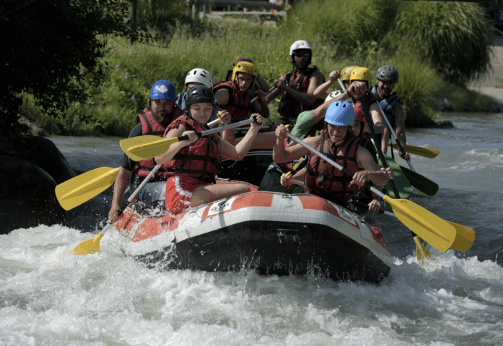 Sports en eaux vives – activité entre amis en groupe teambuilding Sports en eaux vives - activité entre amis en groupe teambuilding