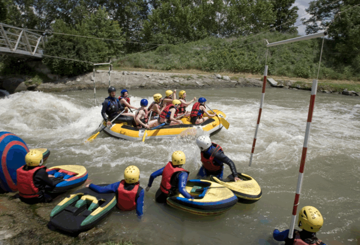 Sports en eaux vives – activité entre amis en groupe teambuilding Sports en eaux vives - activité entre amis en groupe teambuilding
