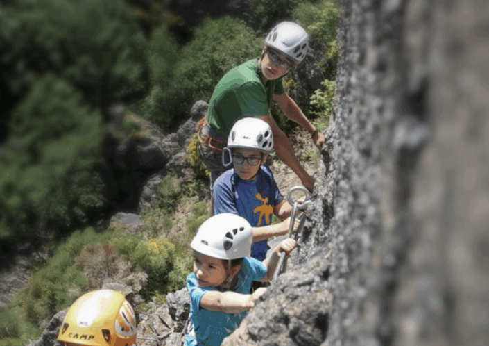 Via ferrata en famille avec les enfants entre amis activité Pilat Via ferrata en famille avec les enfants entre amis activité Pilat