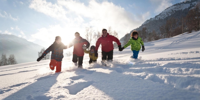 Dans la neige en famille avec les enfants Dans la neige en famille avec les enfants