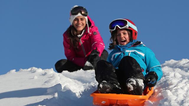 Luge en famille avec les enfants Luge en famille avec les enfants