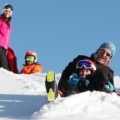 Luge dans la neige en famille avec les enfants