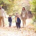 Promenade en famille avec les enfants automne