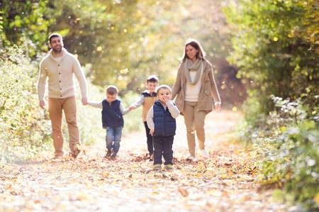 Promenade en famille avec les enfants automne Promenade en famille avec les enfants automne