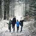Promenade en famille avec les enfants neige