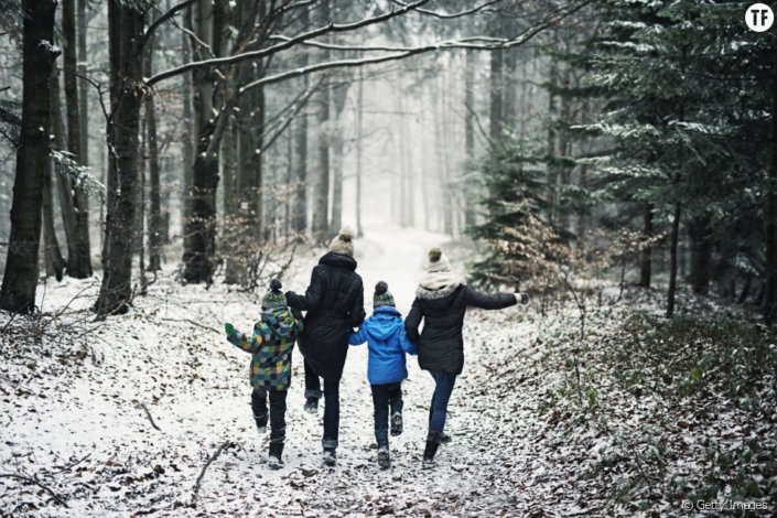 Promenade en famille avec les enfants neige Promenade en famille avec les enfants neige