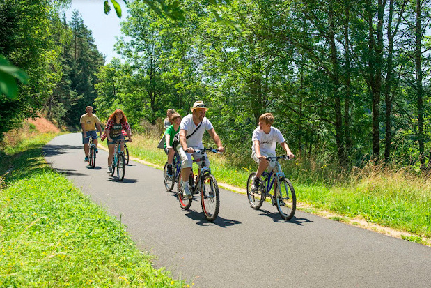 Vélo cyclisme Via Fluvia VTT sportif en famille entre amis activité Pilat Vélo cyclisme Via Fluvia VTT sportif en famille entre amis activité Pilat