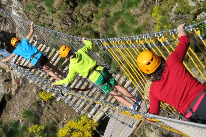 Via ferrata en famille avec les enfants entre amis activité Pilat Via ferrata en famille avec les enfants entre amis activité Pilat