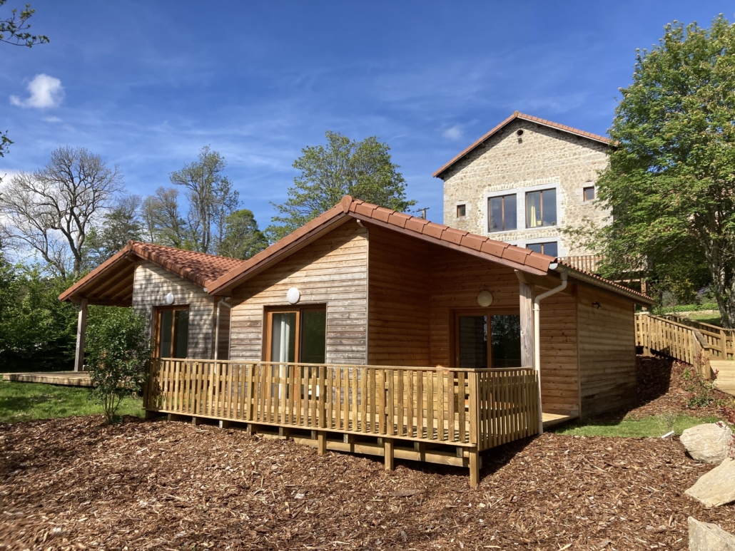 Chalet Mélisse (4 couchages / 2 chambres séparées + salle de douche + WC séparé + terrasse) - Gîte Le Jardin des 4M à 1h de Lyon - Parc naturel du Pilat Chalet Mélisse (4 couchages / 2 chambres séparées + salle de douche + WC séparé + terrasse) - Gîte Le Jardin des 4M à 1h de Lyon - Parc naturel du Pilat