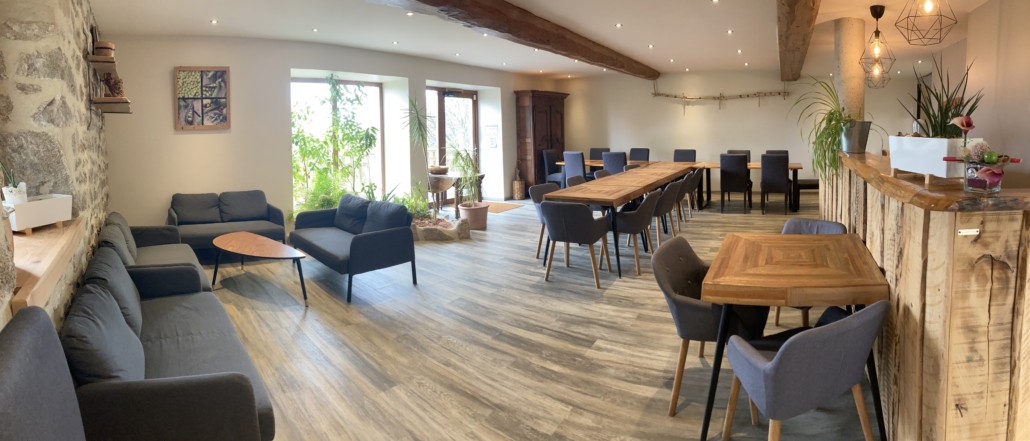 Salon-salle à manger - Gîte Le Jardin des 4M à 1h de Lyon - 22 couchages - Parc naturel du Pilat Salon-salle à manger - Gîte Le Jardin des 4M à 1h de Lyon - 22 couchages - Parc naturel du Pilat