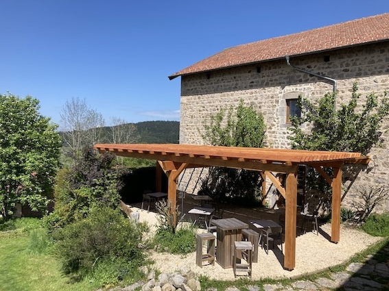 Terrasse - Gîte Le Jardin des 4M à 1h de Lyon - 22 couchages - Parc naturel du Pilat Terrasse - Gîte Le Jardin des 4M à 1h de Lyon - 22 couchages - Parc naturel du Pilat